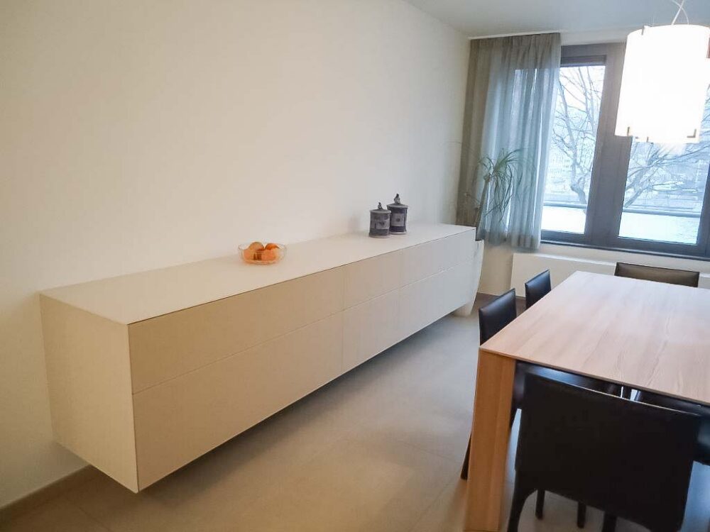 Salle à manger avec commode suspendue en verre, table et chaises design