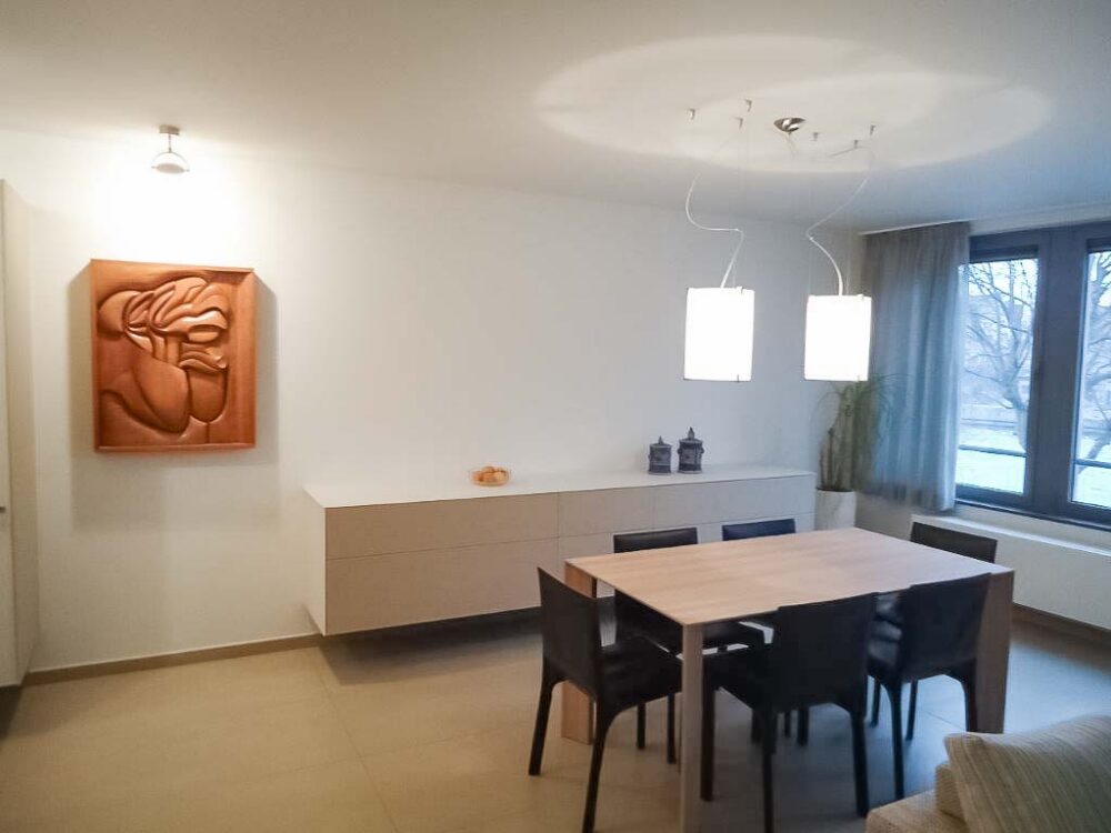 Salle à manger avec commode suspendue en verre, table et chaises design