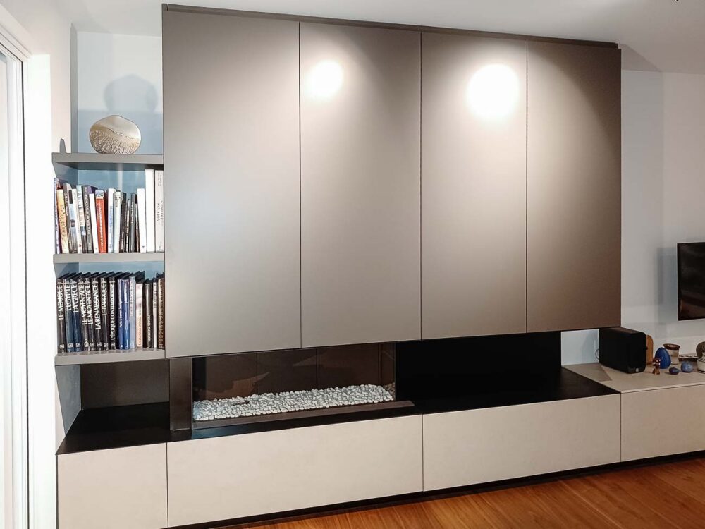 Mobiliers de salon, coin feu et TV laqué mat et céramique et biothèque sur mesure par architecte d'intérieur décorateur Christophe Dave