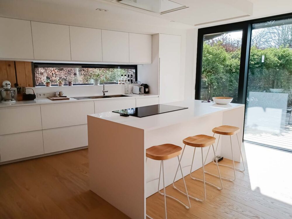 Cuisine américaine minimaliste blanche laqué mat et Corian