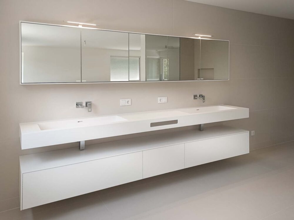 Meubles de salle de bain suspendus en laqué mat et Corian