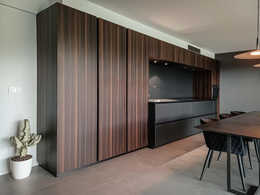 Cuisine en bois foncé et verre noir mat design épuré