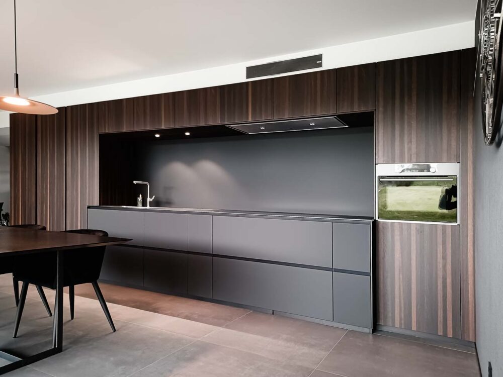 Cuisine en bois foncé et verre noir mat