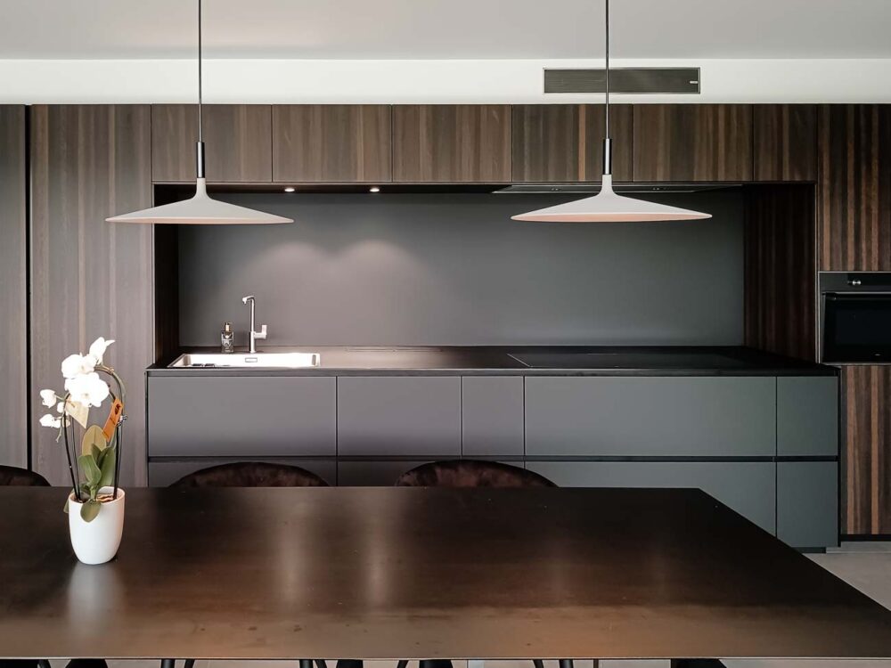 Cuisine en bois foncé et verre noir mat