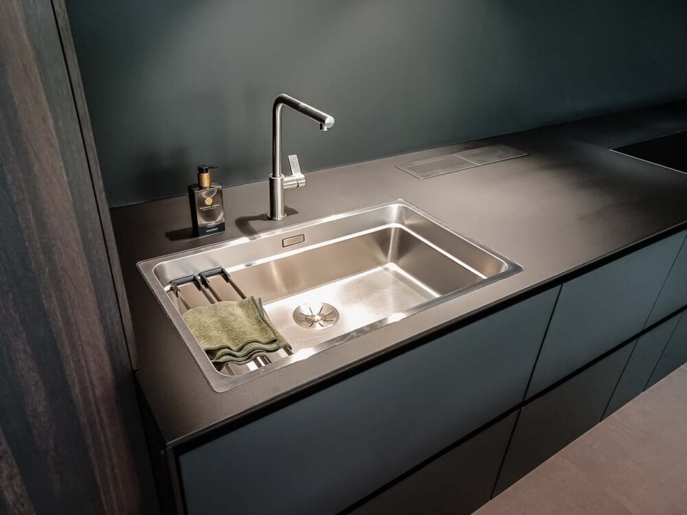 Cuisine en bois foncé et verre noir mat