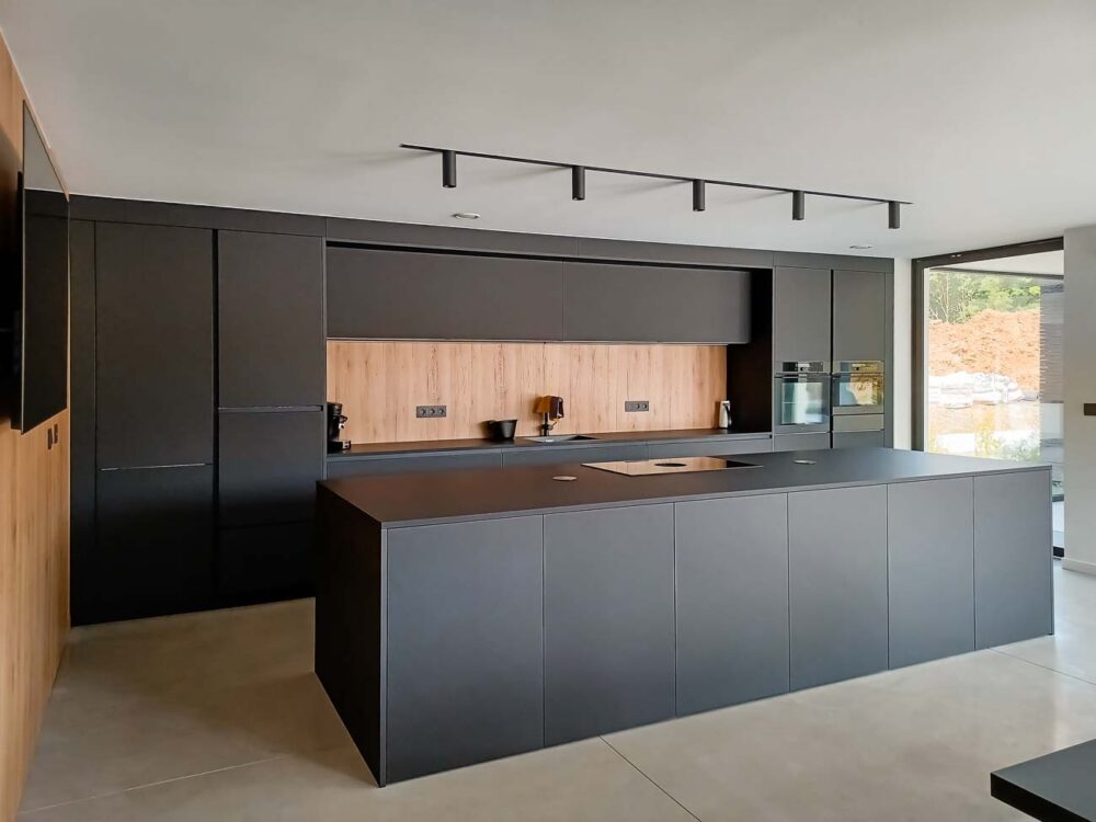 Cuisine américaine noire, bois, et coin cave à vins design