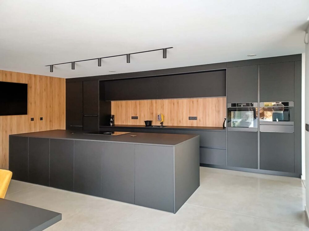 Cuisine américaine noire, bois, et coin cave à vins