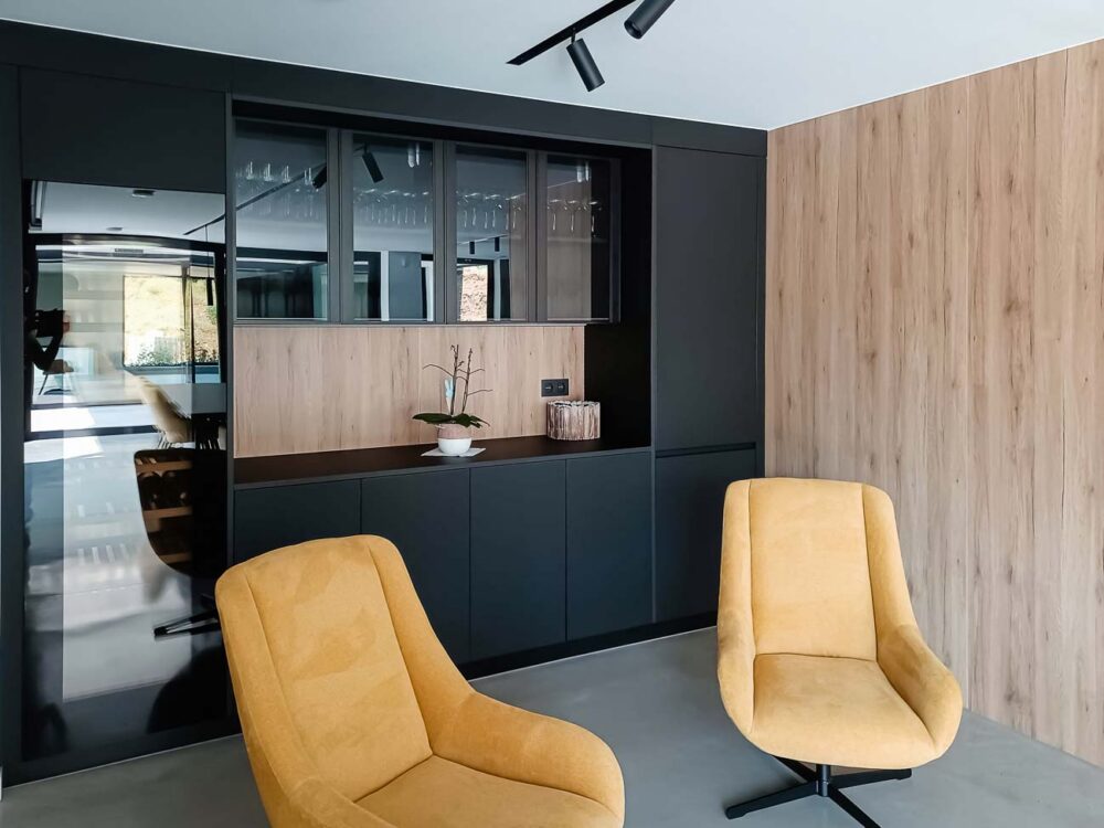 coin cave à vins - salon cocoon noir et bois