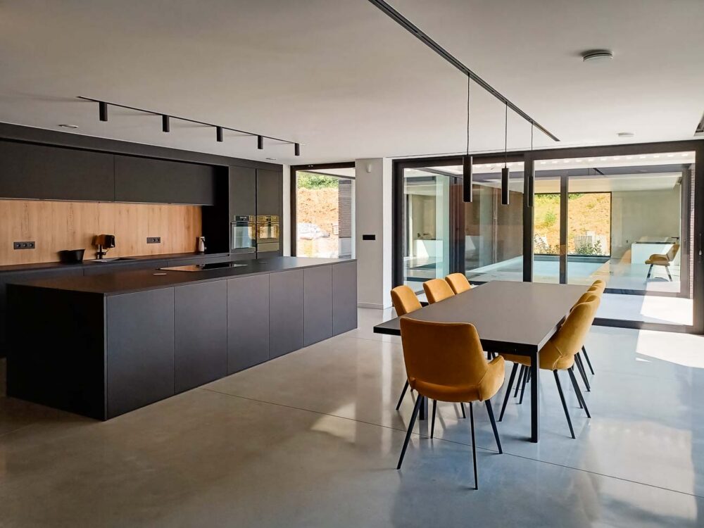 Cuisine américaine noire et salle à manger , bois, et coin cave à vins, architecture d'intérieur par Vertical Design