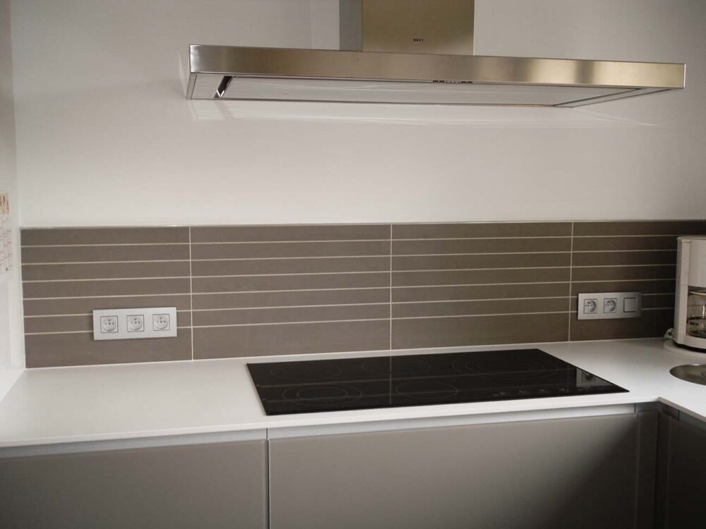 Cuisine en Corian blanc et verre gris mat