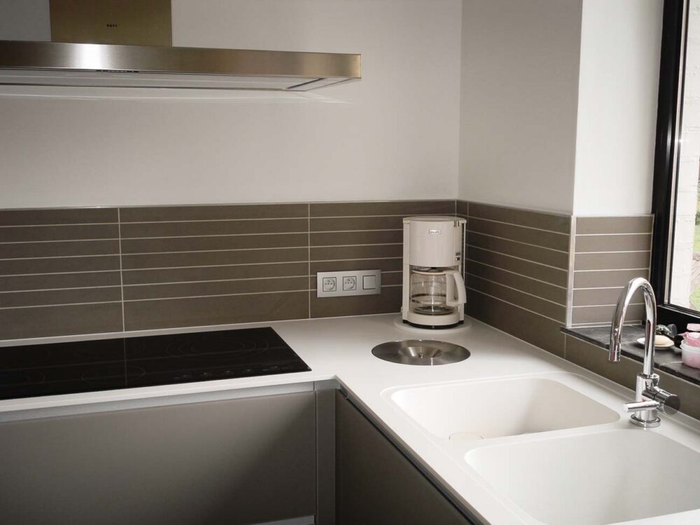 Cuisine en Corian blanc et verre gris mat