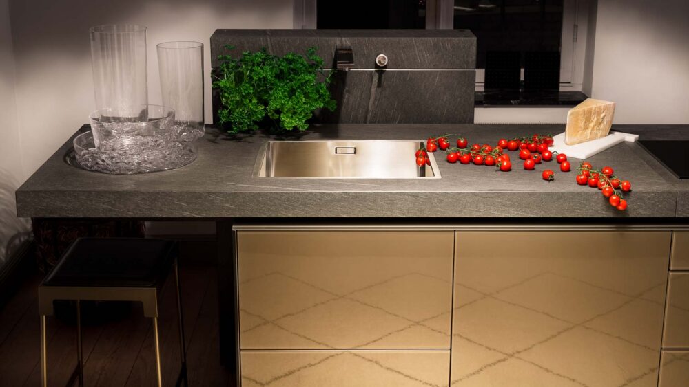 Cuisine avec plan de travail massif en pierre et évier séparé haut de gamme