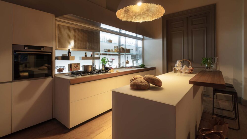 Cuisine en verre blanc, plaquage noyer et luminaire artisanal haut de gamme