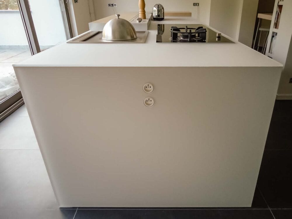 Cuisine avec îlot en verre blanc nuage, bois et aluminium