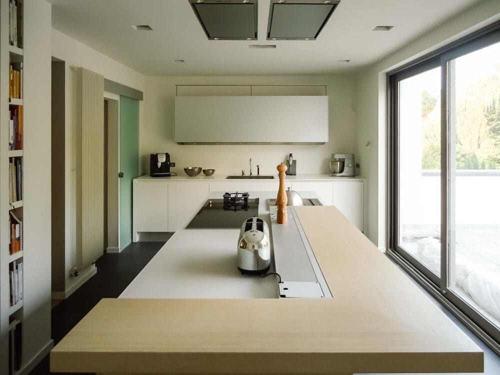 Cuisine avec îlot en verre blanc nuage, bois et aluminium