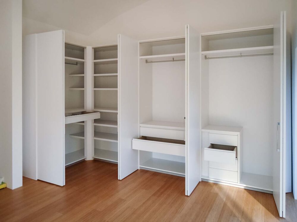 Un dressing minimaliste blanc, rangements design