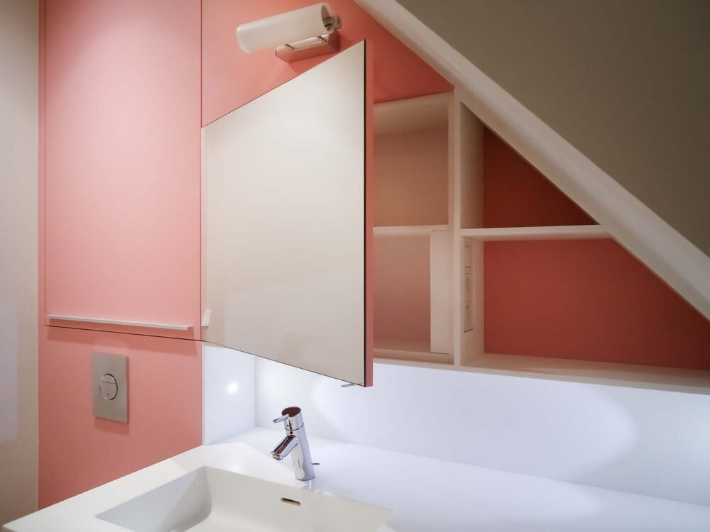 Salle de bain en laqué mat rose et corian blanc sur mesure