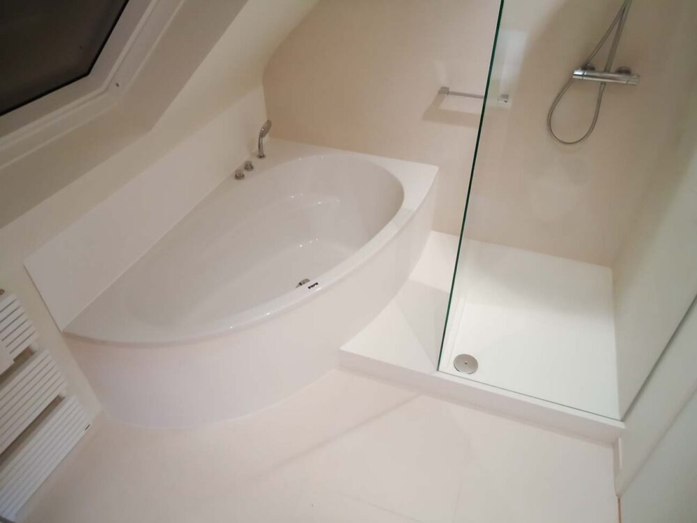Salle de bain avec baignoire sur mesure et douche en Corian
