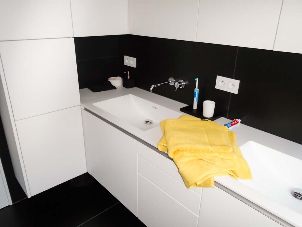 meubles de salle de bain en laqué mat blanc et corian blanc.