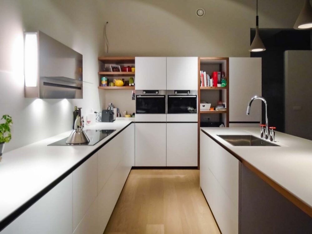 Cuisine laqué blanc mat, détails en noyer et plan de travail en Corian