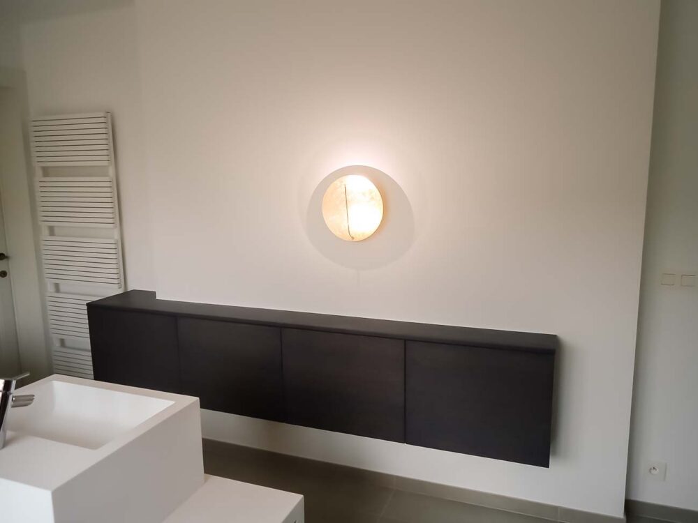 Meuble de salle de bain haut de gamme suspendu en plaqué bois et luminaire contemporain