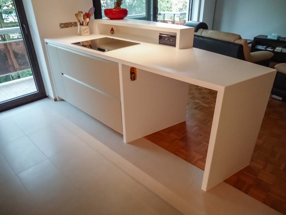 Cuisine en Corian blanc sur mesure, laqué mat crème et verre, aux lignes courbées
