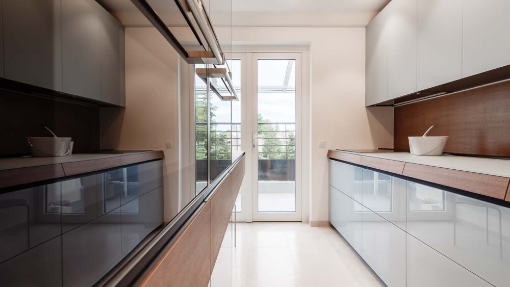 Cuisine en verre gris bleuté mat et brillant avec plaquage bois, noyer