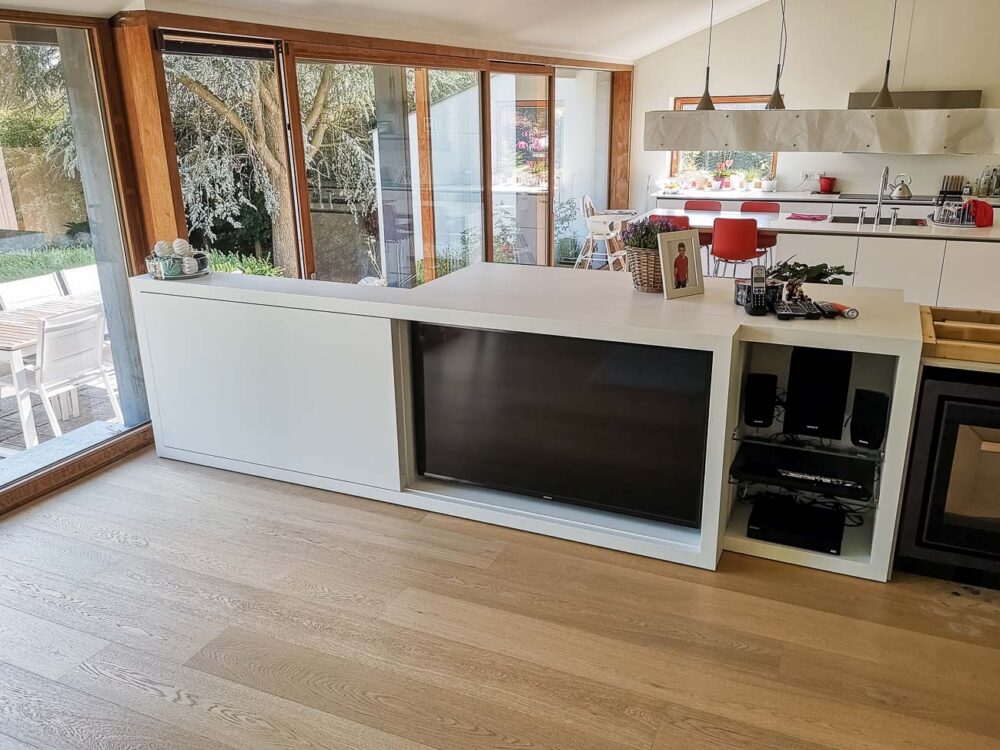 Cheminée contemporaine intégrée dans meuble TV pour le salon sur mesure à Namur