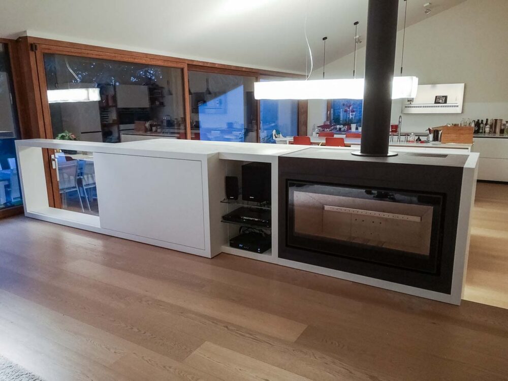 Réalisation de meubles de rangement TV et poêle à bois intégré sur mesure en Corian blanc par Vertical Design à Namur