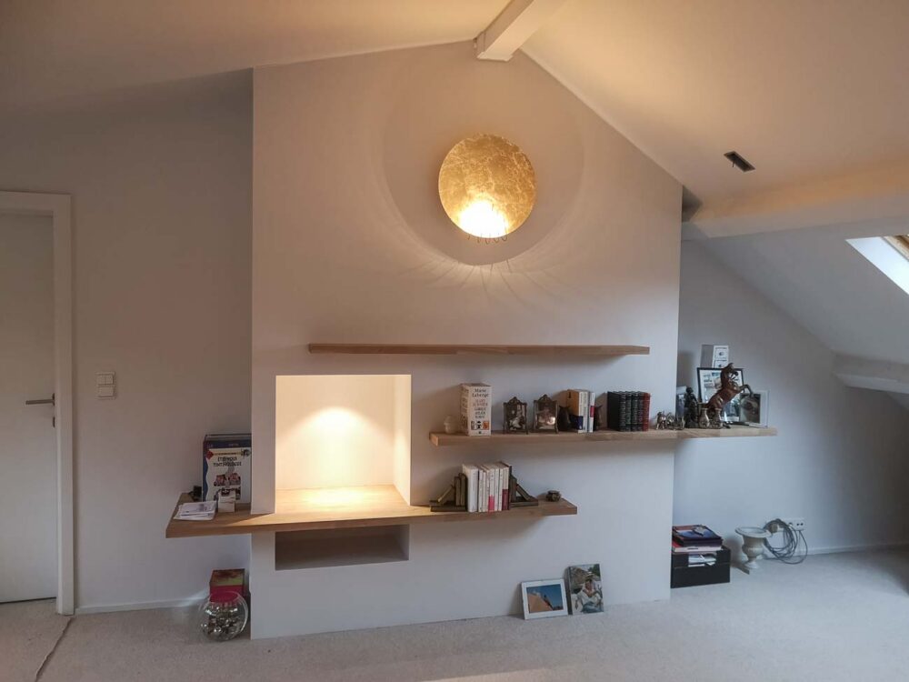 Habillage sur mesures d’une cheminée avec rangements et éclairages