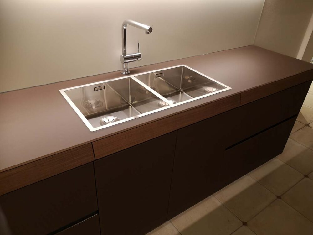 Cuisine en verre chocolat et éléments en plaquage noyer