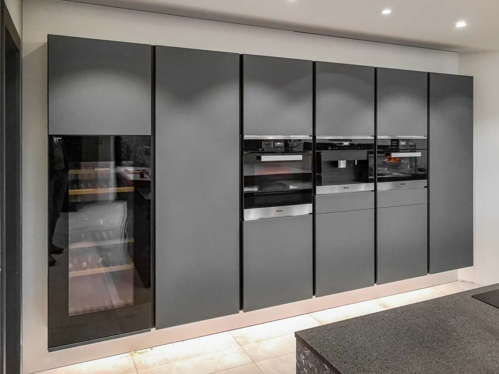 Cuisine laqué mat gris anthracite avec plan de travail en pierre et bois