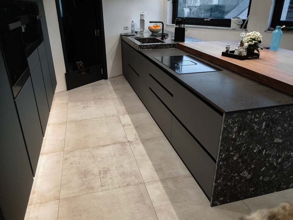 Cuisine laqué mat gris anthracite avec plan de travail en pierre et bois