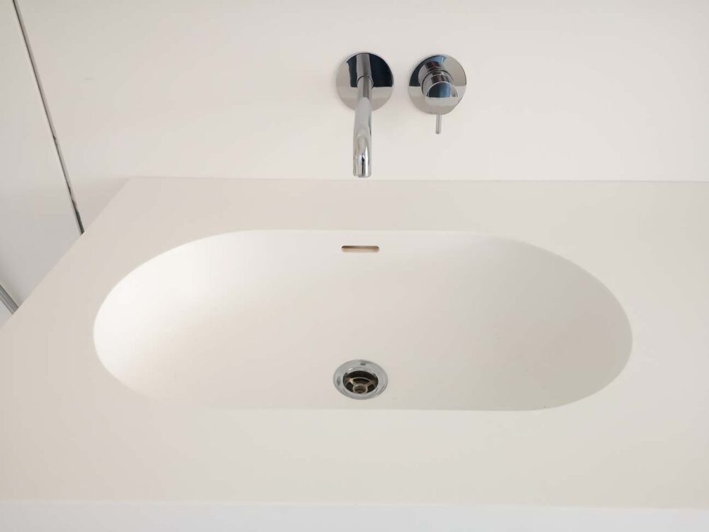salle de bain avec lavabo en corian minimaliste design