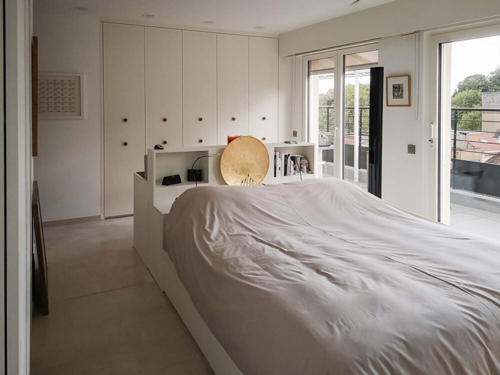 Chambre à coucher et bureau d’appartement contemporain sur mesure