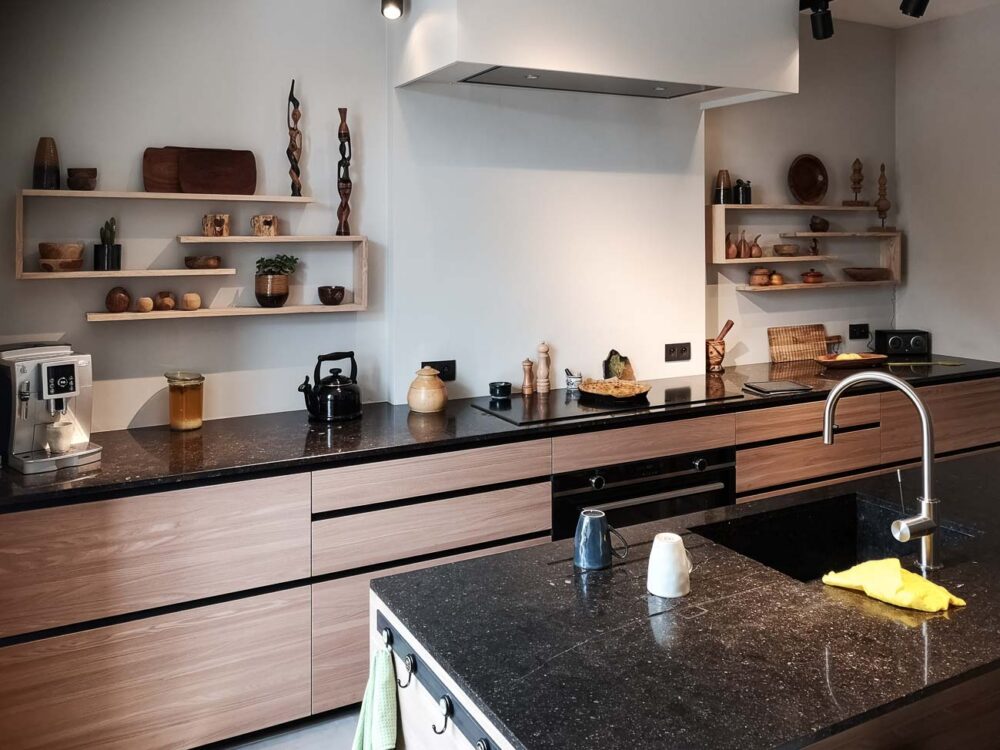 Cuisine avec plan de travail en pierre bleue naturelle et façades plaqué chêne