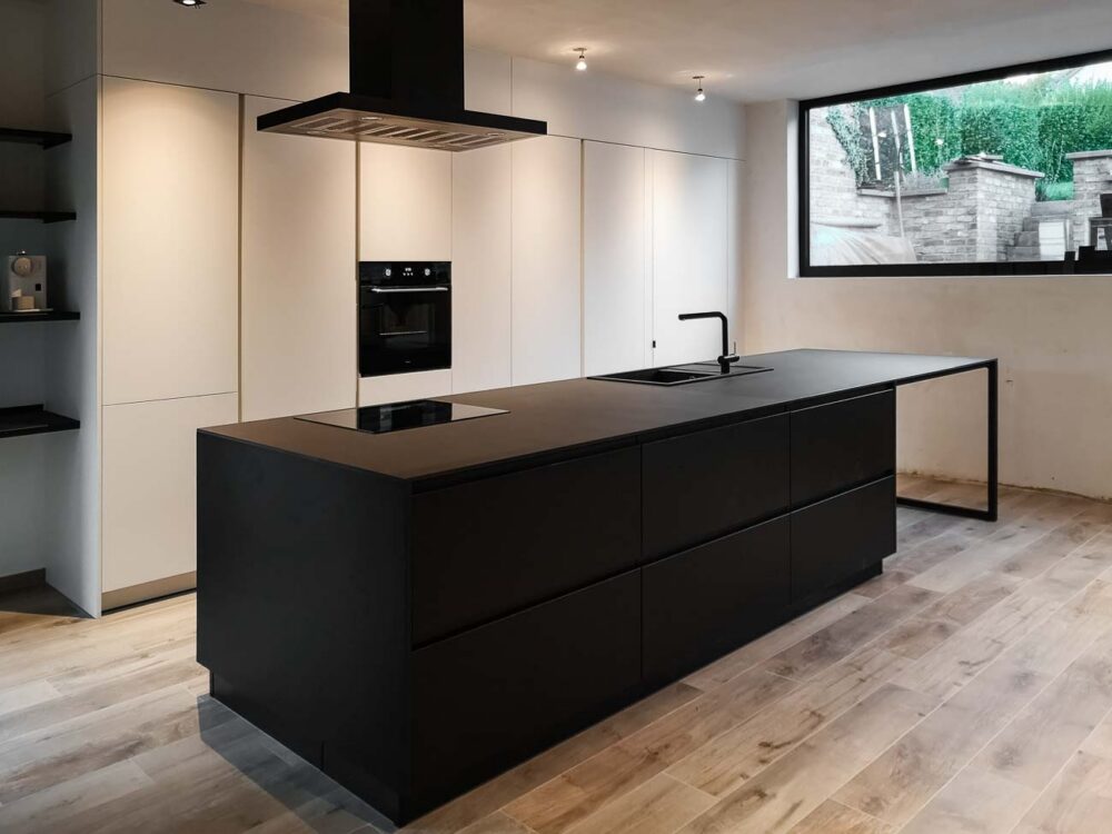 Cuisine noir et blanc avec plan de travail en Grés Céram noir