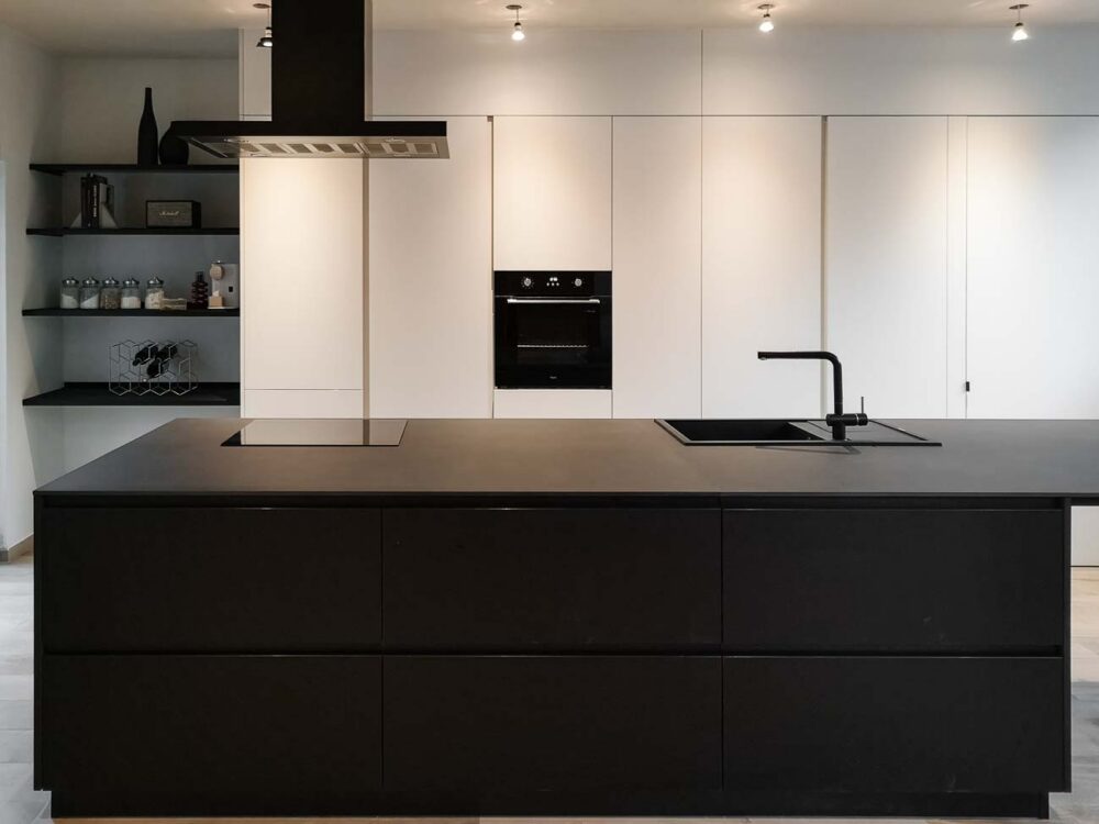 Cuisine noir et blanc avec plan de travail en Grés Céram noir