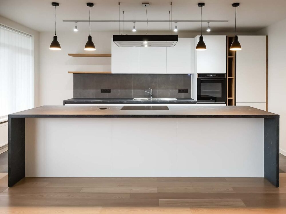 Cuisine blanche et plan de travail imitation pierre noire