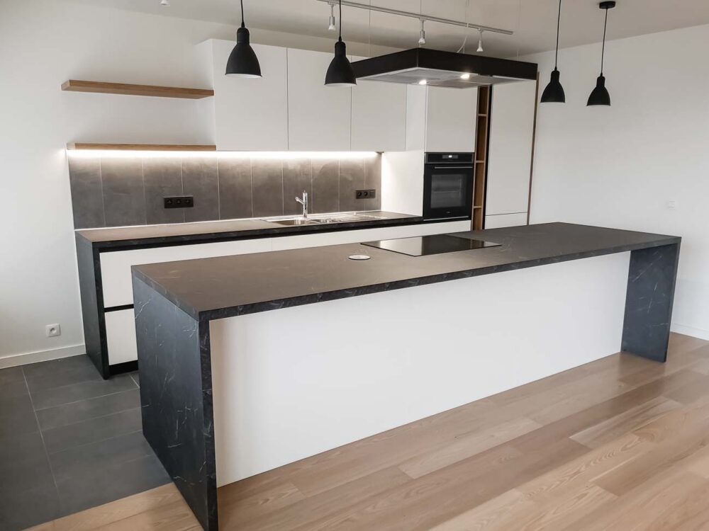 Cuisine blanche et plan de travail imitation pierre noire