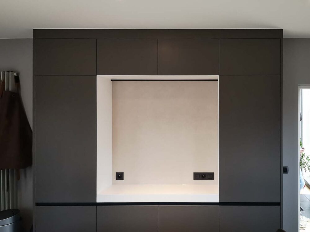 Cuisine laqué mat gris foncé, plan de travail en Corian blanc