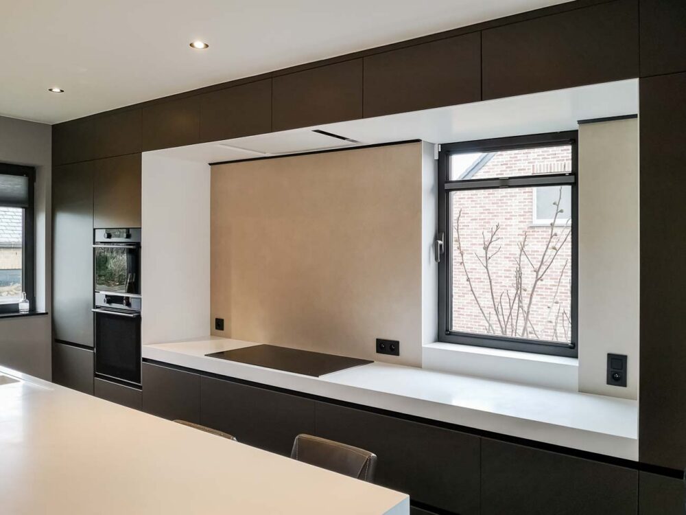 Cuisine laqué mat gris foncé, plan de travail en Corian blanc