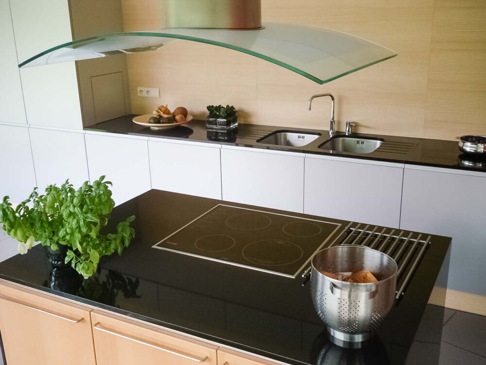 Cuisine sur mesure avec composition murale en aluminium et éléments en plaquage bois