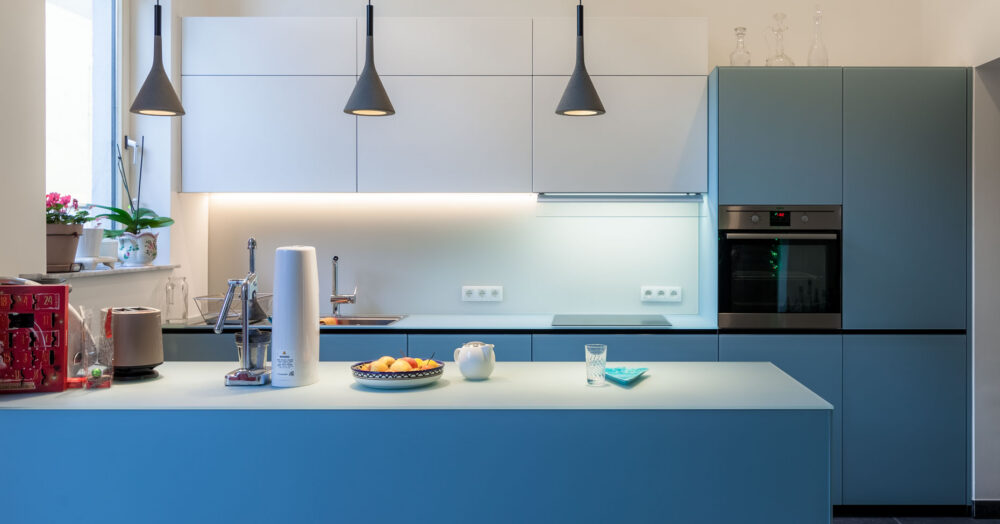 Cuisine en verre bleu mat et laqué mat blanc