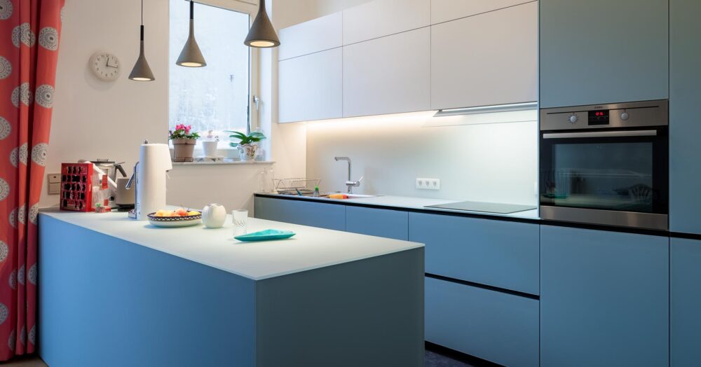 Cuisine en verre bleu mat et laqué mat blanc