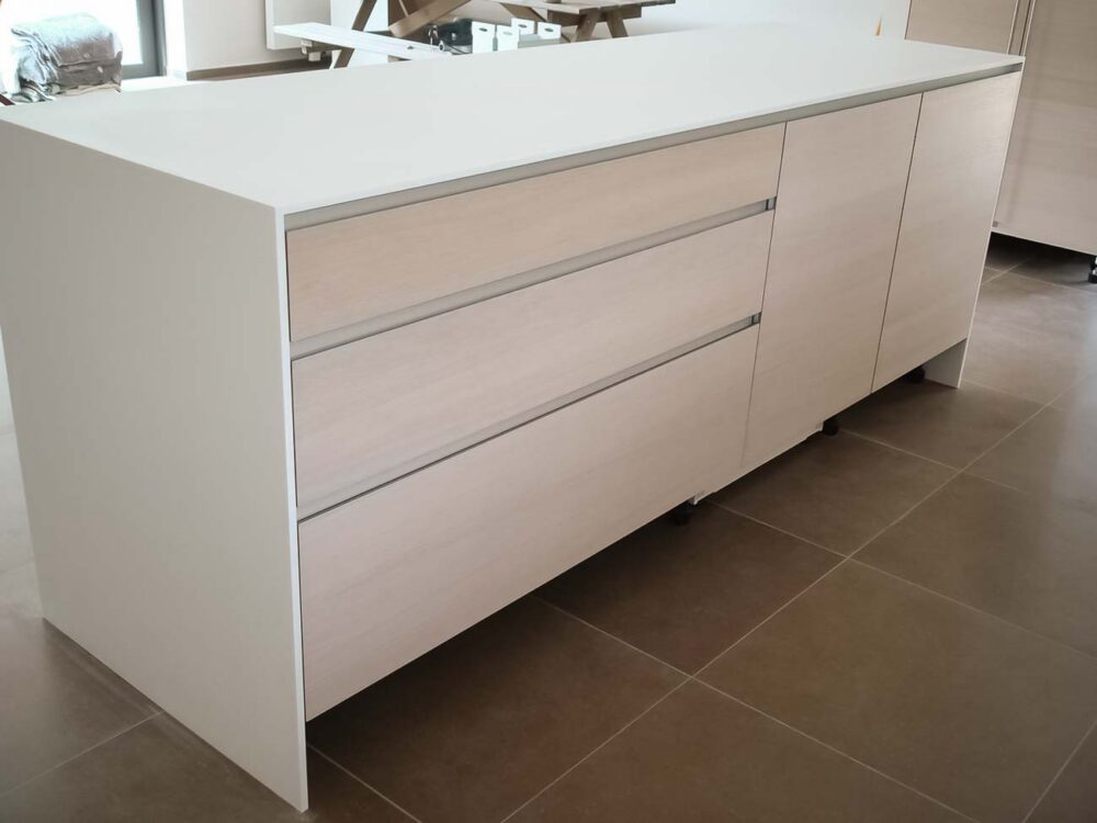 Cuisine entièrement équipée haut de gamme avec îlot monolithe en Corian blanc et portes en plaqué chêne et aluminium